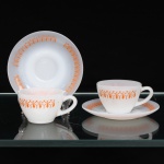 Duas(02) xícaras para café em vidro opalino de tonalidade branco leitoso, dotado de decoração aplicada por estampagem de tonalidade laranja, padrão geométrico conhecido popularmente como "gravatinha", replicado na aba do pires. Fabricado no Brasil pela empresa Brasividro S.A., sob a marca Termo-Rey, durante a década de 1970. Medidas: Xícara: Alt.: x Comp.: x Larg.: ;Pires: Diam.: