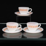 Três(03) xícaras para café em vidro opalino de tonalidade branco leitoso, dotado de decoração aplicada por estampagem de tonalidade laranja, padrão geométrico conhecido popularmente como "gravatinha", replicado na aba do pires. Fabricado no Brasil pela empresa Brasividro S.A., sob a marca Termo-Rey, durante a década de 1970. Medidas: Xícara: Alt.: x Comp.: x Larg.: ;Pires: Diam.: