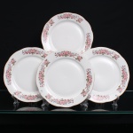 Conjunto de quatro(04) pratos rasos em porcelana da china, esmaltação branca com decoração floral em estampagem policromada composta por rosas, flores miúdas e folhagens dispostas em grinaldas, intercaladas por representações estilizadas de vasos ornamentais. Aba recortada em sequência de arcos e contornadas por filete dourado. Medida: Diam.: