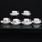 Porcelana Pozzani, Jundiaí - SP (Fundada em 1934 por Francisco Pozzani). Conjunto de seis(06) xícaras para chá com pires em porcelananacional, esmaltação branca, bojo hemisférico moldado com gomos verticais, alça lateral estilizada. Decoração floral em estampagem policromada em motivos variados, composta por rosas e flores miúdas em tonalidades de rosa, azul, amarelo e branco, acompanhadas de folhagens verdes. Pires moldados com gomos radiais e bordos ondulados, ornamentados com motivos correspondentes aos das xícaras. Filetação dourada contorna bocais, alças e abas. No verso, marca de manufatura em verde "Pozzani  Jundiaí". Medidas: Xícara: Alt.: 4,5 x Comp.: 7,5 x Larg.: 6; Pires: Diam.: 11cm.