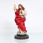 Imagem devocional do Sagrado Coração de Jesus executada em resina policromada. Escultura moldada representando Jesus Cristo sob a invocação do Sagrado Coração, de pé, com a mão direita elevada em gesto de bênção e a esquerda indicando o coração disposto sobre o peito, encimado por chama e envolvido pela coroa de espinhos, atributos próprios dessa iconografia. Figura trajando túnica em tonalidade marfim e manto vermelho de panejamento acentuado, com arremates em dourado. Assenta sobre base circular moldada, ornamentada por sequência de volutas. Sem marca de manufatura. Medidas: Alt.:  21,5 x Comp.: 9,5 x Larg.: 7,5cm.