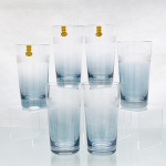 CRISTAL HERING -BLUMENAU. Elegante conjunto de copos para long drink em cristal, fabricação nacional, circa 1960-70. Bojo cilíndrico alongado, de base espessa, com transição cromática na tonalidade azul-baikal translúcida na porção inferior, terço superior exibe lapidação em sulcos verticais paralelos, fuste hexagonal sobre base circular. Composto de seis(06) unidades. Medidas: Alt.: 13,5 x Diam.: 7,5 cm.