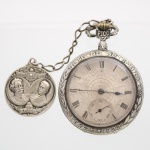 Relógio de bolso comemorativo do centenário da Independência do Brasil, Sete de Setembro de 1822 - 1922. Confeccionado em metal espessurado à prata. Conhecido como "Fico"*. Dial circular ornado com Brasão da República em relevo, números para hora em algarismo romano, e para cronômetro em arábicos, visor de acrílico translúcido. Caixa circundada com a inscrição "Sete de Setembro de 1822 - 1922" entre folhas de louros e estrelas, tampa traseira com a representação do momento da independência do Brasil, conhecido como 'O grito do Ipiranga', encimado pela frase "Independência ou morte!", seu nome vem da exclamação de D.Pedro I ao proclamar a independência do Brasil, em 7 de Setembro de 1822: "É tempo! Independência ou morte! Estamos separados de Portugal!!". Tampa interna, que dá acesso ao maquinário, lavrada em relevo com a frase 'Glória aos fundadores da Independência' tendo ao centro efígie de José Bonifácio de Andrada e Silva(Santos, 13 de junho de 1763 Niterói, 6 de abril de 1838), conhecido pelo epíteto de 'Patriarca da Independência' por seu papel decisivo na Independência do Brasil. Aro central marcado com as datas históricas: 15 de Novembro de 1889, Proclamação da República Brasileira; 24 de Fevereiro de 1891, Promulgação da constituição brasileira de 1891; 25 de Março de 1825, Dia da Constituição; 13 de Maio de 1888, Lei Áurea. Acompanha chatelaine em prata. Medida: Diam. 53 mm. (*Dia do Fico refere-se, na história do Brasil, ao dia 9 de janeiro de 1822. Neste dia, o então príncipe regente D. Pedro I declarou que não cumpriria as ordens das Cortes portuguesas, que exigiam sua volta a Lisboa, ficando no Brasil).