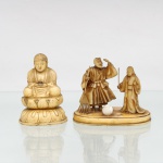 Duas(02) esculturas orientais em material sintético de tonalidade marfim. Composto por figura de Buda sentado em posição meditativa, sobre dupla base em forma de flor de lótus, e grupo escultórico representando duas figuras japonesas em cena cotidiana, uma delas portando rastelo, dispostas sobre base oval. Medidas: Alt.: 7,5 x Comp.: 5,5 x Larg.: 4,5cm.Medidas: Alt.: 7 x Comp.: 9 x Larg.: 5cm.