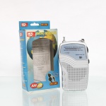 Rádio de bolso AM/FM NKS Sound, modelo RF-136. Caixa em material sintético de acabamento prateado, com receptor analógico para faixas AM 5301700 kHz e FM 88108 MHz, escala frontal de sintonia, alto-falante integrado, antena telescópica, controle de volume, seletor AM/FM e entrada para fone de ouvido. Alimentação por duas pilhas AA. Conserva embalagem original, identificada com a marca NKS, modelo RF-136 e indicação Rádio de Bolso com Fone de Ouvido. Etiqueta no reverso do aparelho com inscrição "2001 08" e Made in China. Acompanha alça de transporte. Funcionamento não verificado. Medidas: Alt.: 13,5 x Comp.: 7,5 x Larg.: 3,5cm.