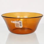 Bolw para salada em vidro temperado âmbar, linha Duralex, fabricação nacional. Destinada ao serviço de saladas e acompanhamentos, apresenta formato hemisférico profundo, aproximadamente obcônico. Marca moldada na base com as inscrições "Duralex" e "Made in Brazil". Conserva etiqueta de fabricação com indicação de têmpera e orientações de uso, parcialmente recoberta pela identificação comercial "Ultralar & Lazer". Sem uso. Medidas: Alt.: 8 x Diam.: 20cm.