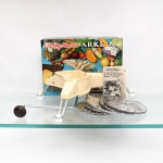 Processador manual de alimentos Cooking Master, - Arke. Utensílio de cozinha acionado por manivela, constituído por estrutura em material plástico de tonalidade marfim, componentes metálicos e pés de apoio. Acompanha conjunto de discos metálicos intercambiáveis destinados a cortar, ralar e picar alimentos, além de manual e embalagem original com a identificação "Cooking Master - Arke". Medidas: Alt.: 26 x Comp.: 29,5 x Larg.: 19cm.Medida: Diam.: 12cm.