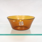 Bolw para salada em vidro temperado âmbar, linha Duralex, fabricação nacional. Destinada ao serviço de saladas e acompanhamentos, apresenta formato hemisférico profundo, aproximadamente obcônico. Marca moldada na base com as inscrições "Duralex" e "Made in Brazil". Conserva etiqueta de fabricação com indicação de têmpera e orientações de uso, parcialmente recoberta pela identificação comercial "Ultralar & Lazer". Sem uso. Medidas: Alt.: 9 x Diam.: 22,5cm.