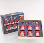 Conjunto para café "Modern Line". Composto por seis recipientes cilíndricos vermelhos, alojados em suportes metálicos vazados de padrão geométrico, com alças laterais, acompanhados dos respectivos pires de formato quadrangular com cantos arredondados. Conserva embalagem original "Modern Line", com acondicionamento interno. Medidas: Alt.: 6 x Comp.: 7 x Larg.: 5cm.