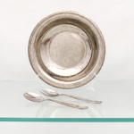 Conjunto para servir salada confeccionado em aço inoxidável, marca Tramontina. Composto por saladeira circular de fundo rebaixado e bordo ornamentado por friso torcido, acompanhada de colher e garfo de serviço. Talheres com decoração linear nos cabos e marca gravada "Tramontina Inox Brazil". Acondiconado em embalagem original. Medida: Diam.: 22cm.Medidas colher: Comp.: 18,5 x Larg.: 4cm.Medidas garfo: Comp.: 18,5 x Larg.: 4cm.