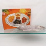 Conjunto para servir aperitivos em vidro e metal. Composto por recipiente oval em vidro transparente moldado, dividido em compartimentos para a disposição separada de petiscos, azeitonas, castanhas ou condimentos, assentado sobre bandeja oval de metal com bordo moldurado. Conserva embalagem original ilustrada. Medidas: Comp.: 31,5 x Larg.: 19,5cm.Medidas: Comp.: 40 x Larg.: 27cm.