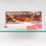 Recheador manual de carne Chapex. Conjunto composto por utensílios em material plástico e metal, com elementos tubulares e hastes providas de empunhaduras vermelhas, destinado ao enchimento e introdução de recheios em peças de carne e legumes. Conforme indicação da embalagem original, também apropriado ao preparo de linguiças e kafta. Acompanha caixa de fábrica ilustrada com a inscrição "Recheador de Carne Chapex". Medidas: Comp.: 34,5 x Larg.: 3cm.Medidas: Comp.: 28 x Larg.: 3cm.