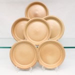 Conjunto de seis(06) pratos para sobremesa em grés esmaltado, manufatura Fiori, fabricação nacional, c.1970-80. Formato circular de cavidade rasa, aba moldurada e bordo levemente elevado, superfície revestida por esmalte salpicado em tonalidade bege, com pontilhado castanho distribuído de modo uniforme e discreta concentração cromática junto ao contorno interno. Reverso com marca impressa em baixo-relevo. Conjunto destinado ao serviço de mesa. Medida: Diam.: 19,5 cm.