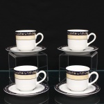 Count Thun Porcelain Factory, Kláterec - República Tcheca(Fundada em 1794). Conjunto de quatro(04) xícaras de café com respectivos pires em porcelana tcheca. Bojo cilíndrico, ligeiramente afunilado na base, com asa lateral em voluta. Decoração composta por faixa azul-cobalto junto ao bordo, preenchida por ramagens e motivos florais em tonalidade marfim e dourado, seguida de faixa em tom creme e filetes dourados. Pires com ornamentação correspondente na aba. No reverso, marca de manufatura sob coroa, "1794  Thun  Czech Republic". Medidas xícara: Alt.: 5,5 x Comp.: 8 x Larg.: 5,5 cm; Medida pires: Diam.: 11 cm.