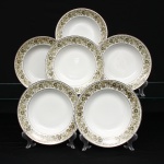 Porcelana Real, Mauá - SP(Fundada em 1943 por Fritz Erwin Schmidt). Conjunto composto por seis(06) pratos fundos em porcelana nacional, c.1960/70. Esmaltagem vítrea na cor branca, borda contornada por filete em prata, orla recebe ornamentação perimetral contínua transferida sob o vidrado, composta por ramagens fitomórficas, folhas lanceoladas e corolas florais estilizadas em nuances de verde-oliva, ocre e castanho, com contornos lineares pretos e realces em esmalte branco. Marca da manufatura no verso. Medida: Diam.: 23 cm.