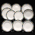 Conjunto de dez(10) pratos em porcelana chinesa, esmaltagem vítrea na cor branca, aba percorrida por faixa geométrica policroma de inspiração abstrata, estruturada em sucessão de reservas assimétricas, polígonos, triângulos e segmentos lineares, nas tonalidades azul, verde, vermelho, amarelo, castanho, branco e preto, com áreas pontilhadas, tracejadas e reticuladas, delimitadas por contorno preto. Marca no reverso: "Fine Porcelain - Made in China". Medidas: