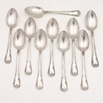 MERIDIONAL EPNS 100. Elegante conjunto de colheres médias confeccionadas em metal espessurado à prata(EPNS 100), cabo violinado com filetes longitudinais em baixo-relevo e terminação ornamentada por composição de concheados, volutas, flores e folhagens em relevo. Marca da manufatura puncionada no verso. Composto de dez(10) unidades. Medida: Comp.: 17 cm.