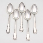 MERIDIONAL EPNS 100. Elegante conjunto de colheres grandes confeccionado em metal espessurado à prata(EPNS 100), cabo violinado com filetes longitudinais em baixo-relevo e terminação ornamentada por composição de concheados, volutas, flores e folhagens em relevo. Marca da manufatura puncionada no verso. Composto de cinco(05) unidades. Medida: Comp.: 20 cm.