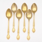Belíssimo conjunto de colheres grandes confeccionadas em metal, dotado de profusa decoração em douradura, fabricação japonesa, manufatura For Ever; cabo de ponta oval, ornamentado por composição rocaille em relevo, constituída por volutas, concheados, flores e folhagens de inspiração Luís XV. Marca da manufatura no verso do cabo. Composto de seis(06) unidades. Medida: Comp.: 19 cm.