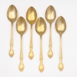 Belíssimo conjunto de colheres grandes confeccionadas em metal, dotado de profusa decoração em douradura, fabricação japonesa, manufatura For Ever; cabo de ponta oval, ornamentado por composição rocaille em relevo, constituída por volutas, concheados, flores e folhagens de inspiração Luís XV. Marca da manufatura gravada na lâmina. Composto de seis(06) unidades. Medida: Comp.: 19 cm.