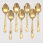 Belíssimo conjunto de colheres para sobremesa confeccionadas em metal, dotado de profusa decoração em douradura, fabricação japonesa, manufatura For Ever; cabo de ponta oval, ornamentado por composição rocaille em relevo, constituída por volutas, concheados, flores e folhagens de inspiração Luís XV. Marca da manufatura no verso do cabo. Composto de seis(06) unidades. Medida: Comp.: 15,5 cm.