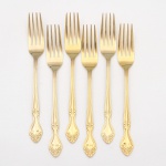 Belíssimo conjunto de garfos grandes confeccionadas em metal, dotado de profusa decoração em douradura, fabricação japonesa, manufatura For Ever; cabo de ponta oval, ornamentado por composição rocaille em relevo, constituída por volutas, concheados, flores e folhagens de inspiração Luís XV. Marca da manufatura no verso do cabo. Composto de seis(06) unidades. Medida: Comp.: 19,5 cm.