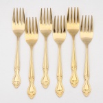 Belíssimo conjunto de garfos médios confeccionadas em metal, dotado de profusa decoração em douradura, fabricação japonesa, manufatura For Ever; cabo de ponta oval, ornamentado por composição rocaille em relevo, constituída por volutas, concheados, flores e folhagens de inspiração Luís XV. Marca da manufatura no verso do cabo. Composto de seis(06) unidades. Medida: Comp.: 15,5 cm.