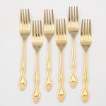 Belíssimo conjunto de garfos para sobremesa confeccionado em metal, dotado de profusa decoração em douradura, fabricação japonesa, manufatura For Ever; cabo de ponta oval, ornamentado por composição rocaille em relevo, constituída por volutas, concheados, flores e folhagens de inspiração Luís XV. Marca da manufatura no verso do cabo. Composto de seis(06) unidades. Medida: Comp.: 14,5 cm.
