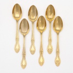 Belíssimo conjunto de colheres para chá confeccionado em metal, dotado de profusa decoração em douradura, fabricação japonesa, manufatura For Ever; cabo de ponta oval, ornamentado por composição rocaille em relevo, constituída por volutas, concheados, flores e folhagens de inspiração Luís XV. Marca da manufatura no verso do cabo. Composto de seis(06) unidades. Medida: Comp.: 12 cm.