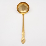 Belíssima concha para serviço confeccionadas em metal, dotado de profusa decoração em douradura, fabricação japonesa, manufatura For Ever; cabo de ponta oval, ornamentado por composição rocaille em relevo, constituída por volutas, concheados, flores e folhagens de inspiração Luís XV. Marca da manufatura no verso do cabo. Medida: Comp.: 26,5 cm.