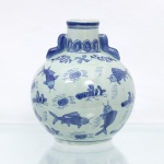 Vaso executado em porcelana chinesa, de bojo globular, gargalo cilíndrico e bocal circular, provido de duas alças verticais aplicadas entre o gargalo e os ombros. Esmaltação vítrea em tonalidade celadon, com decoração em azul sob o vidrado, composta por peixes, plantas aquáticas, ondas estilizadas e motivos fitomórficos distribuídos pelo bojo. Gargalo circundado por faixa de arcos justapostos contendo motivos florais, com duplo filete azul junto ao bocal. Base com marca apócrifa de quatro caracteres alusiva ao período Qianlong (17361795), acompanhada da inscrição Made in China, indicando produção posterior. Medidas: Alt.: 20 x Diam.: 16cm.
