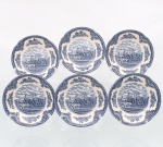 Johnson Brothers, Hanley Inglaterra(fundada em 1883 pelos irmãos Alfred, Frederick e Henry Johnson). Conjunto de taças para sobremesa / fruta em faiança inglesa, c1930/40, pertencente à série "Old Britain Castles". Esmaltagem vítrea de tom marfim claro, aba modelada com ligeira ondulação e orla guarnecida por cercadura geométrica contínua na cor azul. A superfície recebe ornamentação de transferência sob o vidrado em tom azul-cobalto, baseada nas matrizes gravadas em 1928 por Miss Fennel, composta por cartelas festonadas com motivos de treliças, volutas acantiformes e buquês florais. Centro abriga composição pictórica que reproduz uma gravação manual, retratando o monumento fortificado Alnwick Castle, situado em Northumberland, Inglaterra, com a inscrição inferior "Alnwick Castle in 1792", detalhando as muralhas, torres, colinas arborizadas e uma ponte arqueada sobre o rio Aln com uma figura humana passante delineadas em hachuras. . Verso exibe base com anel de assento aparente e carimbo de manufatura transferido na cor azul, composto por uma coroa imperial encimando as inscrições "Johnson Bros - Made in England - Old Britain Castles". Medidas: Alt.: 3 x Diam.: 13 cm.