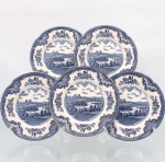 Johnson Brothers, Hanley Inglaterra(fundada em 1883 pelos irmãos Alfred, Frederick e Henry Johnson). Belíssimo conjunto de pratos para sobremesa / pão em faiança inglesa, c1950/60, pertencente à série "Old Britain Castles". Esmaltagem vítrea de tom marfim claro, aba modelada com ligeira ondulação e orla guarnecida por cercadura geométrica contínua na cor azul. A superfície recebe ornamentação de transferência sob o vidrado em tom azul-cobalto, baseada nas matrizes gravadas em 1928 por Miss Fennel, composta por cartelas festonadas com motivos de treliças, volutas acantiformes e buquês florais. Centro abriga composição pictórica que reproduz uma gravação manual, retratando a perspectiva histórica da cidade inglesa de Exeter com a inscrição inferior "City of Exeter in 1792", detalhando as torres da catedral normanda, o casario fortificado e o curso do rio Exe entre margens arborizadas delineadas em hachuras. Verso exibe base com carimbo de manufatura transferido na cor preta, contendo dois brasões de armas reais acompanhados pelas inscrições de concessão de privilégio "By Appointment to Her Majesty The Queen / By Appointment to H M Queen Elizabeth The Queen Mother Manufacturers of Ceramic Tableware / Johnson Brothers Stoke-on-Trent England / Old Britain Castles / Made in England / Acid Resisting / Dish Washer Safe". Medida: Diam.: 17,5 cm.