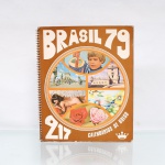 COLECIONISMO. Mostruário "Brasil 79 - 217- Calendários de Bolso", Brasil, 1979. Catálogo comercial encadernado em espiral, destinado à apresentação de modelos de calendários de bolso para personalização e publicidade. Reúne reproduções coloridas numeradas, abrangendo vistas de cidades e pontos turísticos brasileiros, motivos esportivos, humorísticos e outras composições gráficas. Capa com inscrição "Brasil 79 - 217 - Calendários de Bolso". Documento representativo da produção gráfica e publicitária brasileira da década de 1970.