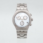 Relógio cronógrafo Swatch Irony, fabricação suíça. Caixa e bracelete articulado em metal, mostrador em tonalidade azul-clara com três contadores subsidiários, índices aplicados, escala periférica e calendário por abertura entre 4 e 5 horas. Movimento Quartzo suíço ETA, funções de horas, minutos, segundos e cronógrafo, acionado por dois pulsadores laterais. Mostrador assinado "Swatch Swiss" e datado "Swatch AG 1997". Fundo com inscrições Swatch Irony, Stainless Steel, Patented, Water-Resistant, Four (4) Jewels e Swiss Made. Bracelete e fecho assinados Swatch. Apresenta sinais de uso, riscos e desgaste superficial. Não está funcionando, estado conforme fotografias.Medida da caixa: Diam.: 42mm.