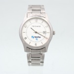 Relógio de pulso Technos, edição comemorativa NitriFlex 40 anos, Brasil, circa 2000. Caixa e bracelete articulado em aço inoxidável, mostrador branco com índices e algarismos arábicos aplicados, escala de minutos e três ponteiros. Janela de calendário às 3 horas. Mostrador assinado "Technos" e personalizado com logomarca "NitriFlex - 40 anos", caracterizando peça institucional comemorativa. Movimento a quartzo Technos GM10-HO, indicação Japan Movt., conforme inscrições no fundo. Caixa marcada "All Stainless Steel" e "Water Resistant 5 ATM". Apresenta sinais de uso. Não está funcionando.Medida da caixa: Diam.: 40mm.