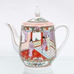 Bule para café em porcelana chinesa Guangcai (Canton), China, segunda metade do século XX. Corpo de seção circular, bico alongado, asa lateral e tampa com pomo ovoide. Decoração em esmaltes policromos sobre o vidrado e douramento, organizada em reservas com cenas de figuras chinesas em ambiente palaciano e composições de flores, frutos, aves e borboletas; cercaduras preenchidas por motivos fitomórficos, moedas chinesas estilizadas, elementos geométricos e frisos ornamentais. Bico, asa e pomo realçados por filetes dourados. Na base, marca impressa em vermelho "Hand Painted Decoration / Made in China", correspondente à produção chinesa Guangcai destinada ao mercado de exportação. Segunda metade do século XX. Medidas: Alt.: 19 x Comp.: 20 x Larg.: 12cm.