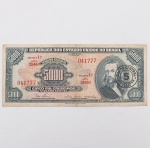 Numismática / Cédulas do Brasil. Cédula de 5.000 Cruzeiros(Cr$ 5.000,00), emissão do Tesouro Nacional, República dos Estados Unidos do Brasil. Estampa 1A, Série 2545A, número de ordem 041777. Anverso com valor facial disposto em cartuchos e guilhochês, efígie de Joaquim José da Silva Xavier  Tiradentes em medalhão à direita e inscrições Tesouro Nacional e Cinco Mil Cruzeiros. Apresenta carimbo circular de conversão monetária do Banco Central, com numeral 5, correspondente à sobrecarga para circulação pelo valor de 5 Cruzeiros Novos (NCr$ 5,00). Reverso impresso em tonalidade vermelha, com composição central intitulada Tiradentes ante o Carrasco, ladeada por cartuchos com o valor facial 5000. Impressão da American Bank Note Company. Brasil, cédula originalmente emitida na década de 1960 e posteriormente sobrecarimbada para circulação em Cruzeiros Novos.