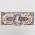 Numismática / Cédulas do Brasil. Cédula brasileira de 50 Cruzeiros, emitida pelo Tesouro Nacional, Estampa 2ª, Série 1865A, número 054688. Anverso com valor facial 50 em algarismos e inscrição Cinquenta Cruzeiros  Valor Recebido; ao centro, efígie da Princesa Isabel em medalhão oval. Apresenta carimbo de revalidação do Banco Central, com numeral 5, aplicado sobre o anverso. Reverso com composição alegórica identificada pela inscrição Lei Áurea, ladeada por elementos ornamentais e numerais indicativos do valor facial. Impressão atribuída à Thomas De La Rue & Company Limited, Londres. Brasil, década de 1960.