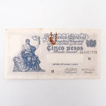 Numismática / Cédulas estrangeiras. Cédula argentina de 5 Pesos  Moneda Nacional, emitida pelo Banco Central de la República Argentina, sob as Leis nº 12.962 e 13.571, série H, número 34.697.577H. Anverso com composição em azul, apresentando figura alegórica feminina sentada, portando bastão encimado por barrete frígio, escudo nacional e valor facial Cinco Pesos. Reverso impresso em tonalidade castanho-avermelhada, com inscrições República Argentina e Cinco Pesos, numerais e ornatos guilhochados. Estado conforme fotografias.