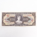Numismática / Cédulas do Brasil. Cédula brasileira de 50 Cruzeiros, emitida pelo Tesouro Nacional, Estampa 2ª, Série 711A, número de série 002447. Anverso com efígie da Princesa Isabel em medalhão central, valor facial 50 disposto em guilhochês laterais e inscrições República dos Estados Unidos do Brasil, Tesouro Nacional e Cinquenta Cruzeiros  Valor Recebido. Reverso com composição alegórica intitulada Lei Áurea, representada por figura feminina sentada portando documento, tendo ao fundo paisagem com o Pão de Açúcar. Impressão de Thomas De La Rue & Company Limited, Londres. Brasil, década de 1960.
