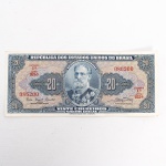 Numismática / Cédulas do Brasil. Cédula de 20 Cruzeiros, República dos Estados Unidos do Brasil, 1ª Estampa, Série 925A, número 086200. Anverso com efígie de Deodoro da Fonseca em medalhão central, ladeada por rosáceas com o valor facial 20; inscrições Tesouro Nacional, República dos Estados Unidos do Brasil e Vinte Cruzeiros  Valor Recebido. Reverso em tonalidade vermelha, apresentando composição alegórica alusiva à Proclamação da República, com figura feminina portando o livro Constituição Brasileira, ladeada pelas indicações do valor facial. Impressão pela American Bank Note Company. Brasil, circa 1958-1959.