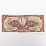 Numismática / Cédulas do Brasil. Cédula de 20 Cruzeiros, República dos Estados Unidos do Brasil, 2ª Estampa, Série 2020A, número 094687. Anverso com efígie do Marechal Deodoro da Fonseca em medalhão central, ladeada por rosáceas com o valor facial 20; inscrições Tesouro Nacional, República dos Estados Unidos do Brasil e Vinte Cruzeiros  Valor Recebido, com impressão em tonalidades castanho-avermelhado, bege, verde-azulado e vermelho. Reverso em tonalidade castanho-avermelhada, com composição alegórica da Proclamação da República, representada por figura feminina sentada, portando espada e apoiada sobre livro com a inscrição Leis da República. Impressão pela Thomas De La Rue & Company Limited, Londres. Brasil, circa 19531959.