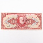 Numismática / Cédulas do Brasil. Cédula de 100 Cruzeiros, República dos Estados Unidos do Brasil, 2ª Estampa, Série 561A, número 016174. Anverso em tonalidades vermelha, vermelho-rosada, bege e verde-azulada, com efígie de D. Pedro II em medalhão central, ladeada por rosáceas com o valor facial 100; inscrições Tesouro Nacional, República dos Estados Unidos do Brasil e Cem Cruzeiros  Valor Legal. Apresenta carimbo circular de revalidação monetária do Banco Central, com a inscrição BANCO CENTRAL  10 CENTAVOS, aplicada em 1967 para conversão do valor original de 100 Cruzeiros em 10 centavos de Cruzeiro Novo. Reverso em tonalidade vermelho-rosada, com composição alegórica da Cultura Nacional, representada por figura feminina sentada junto a globo, livros e instrumentos, tendo paisagem ao fundo. Impressão pela Thomas De La Rue & Company Limited, Londres. Brasil, circa 1953-1959; revalidada em 1967.