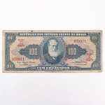 Numismática / Cédulas do Brasil. Cédula de 100 Cruzeiros, República dos Estados Unidos do Brasil, 1ª Estampa, Série 1137A, número 070971. Anverso com impressão predominante em azul-acinzentado, com efígie de D. Pedro II em medalhão central, ladeada por rosáceas com o valor facial 100; inscrições Tesouro Nacional, República dos Estados Unidos do Brasil e Cem Cruzeiros  Valor Recebido. Numeração e indicação de estampa e série impressas em vermelho. Reverso com impressão em tonalidade castanho-avermelhada, apresentando composição alegórica intitulada Cultura Nacional, com figura feminina sentada junto a globo, livros, instrumentos e elementos associados às artes e ao conhecimento. Impressão pela American Bank Note Company. Brasil, década de 1950.