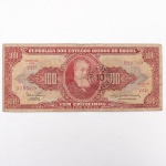 Numismática / Cédulas do Brasil. Cédula de 100 Cruzeiros, República dos Estados Unidos do Brasil, 2ª Estampa, Série 1151A, número 029769. Anverso com impressão predominante em tonalidade vermelho-carmim, com efígie de D. Pedro II em medalhão central, ladeada por rosáceas com o valor facial 100; inscrições Tesouro Nacional, República dos Estados Unidos do Brasil e Cem Cruzeiros  Valor Legal. Apresenta carimbo circular do Banco Central com indicação 10 Centavos, aplicado para revalidação monetária da cédula pelo valor de 10 centavos, em decorrência da reforma monetária que instituiu o Cruzeiro Novo, na proporção de 1 Cruzeiro Novo para 1.000 Cruzeiros antigos. Reverso em tonalidade vermelho-carmim, com composição alegórica intitulada Cultura Nacional, representada por figura feminina sentada junto a globo, livros e instrumentos. Impressão pela Thomas De La Rue & Company Limited, Londres. Brasil, década de 1960; revalidação para 10 centavos a partir de 1967. Estado conforme fotografias.