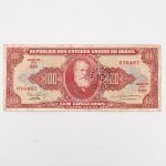 Numismática / Cédulas do Brasil. Cédula de 100 Cruzeiros, República dos Estados Unidos do Brasil, 2ª Estampa, Série 636A, número 076487. Anverso em tonalidades vermelha, vermelho-rosada, bege e verde-azulada, com efígie de D. Pedro II em medalhão central, ladeada por rosáceas com o valor facial 100; inscrições Tesouro Nacional, República dos Estados Unidos do Brasil e Cem Cruzeiros  Valor Legal. Apresenta carimbo circular de revalidação monetária do Banco Central, com a inscrição BANCO CENTRAL  10 CENTAVOS, aplicada em 1967 para conversão do valor original de 100 Cruzeiros em 10 centavos de Cruzeiro Novo. Reverso em tonalidade vermelho-rosada, com composição alegórica da Cultura Nacional, representada por figura feminina sentada junto a globo, livros e instrumentos, tendo paisagem ao fundo. Impressão pela Thomas De La Rue & Company Limited, Londres. Brasil, circa 1953-1959; revalidada em 1967.