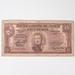 Numismática / Cédulas Estrangeiras. Cédula de 10 Pesos, emissão do Departamento de Emisión del Banco de la República Oriental del Uruguay, Série C, número 19335283, correspondente à emissão instituída pela Lei de 2 de janeiro de 1939. Anverso com efígie de José Gervasio Artigas ao centro, brasão nacional à esquerda, valor facial e chancelas. Reverso com composição rural representando carro de bois em atividade no campo, ladeada pelo valor 10. Impressa por Thomas De La Rue & Company Limited, Londres, sobre papel fiduciário. Uruguai, emissão de 1939-1966. A Série C integra essa emissão.