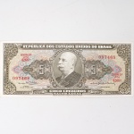 Numismática / Cédulas do Brasil. Cédula de 5 Cruzeiros (Cr$ 5,00), pertencente ao padrão monetário brasileiro do Cruzeiro, emissão do Tesouro Nacional. Estampa 2A, Série 4266A, número de ordem 097468, impressa por Thomas De La Rue & Company Limited, Londres. Anverso com efígie de José Maria da Silva Paranhos Júnior, Barão do Rio Branco, em medalhão central, ladeada pelo valor facial 5, inscrições República dos Estados Unidos do Brasil, Tesouro Nacional e Cinco Cruzeiros - Valor Legal, além das chancelas das autoridades monetárias. Reverso com composição histórica intitulada "Conquista do Amazonas", ladeada por cartuchos com o valor facial. Impressão sobre papel fiduciário.