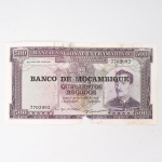 Numismática / Cédulas Estrangeiras. Cédula de 500 Escudos, originalmente emitida pelo Banco Nacional Ultramarino para a Província de Moçambique, número 7702992, com inscrição "Lisboa, 22 de Março de 1967" e posterior aposição de "Banco de Moçambique - Quinhentos Escudos" no anverso. Apresenta retrato de Caldas Xavier(1852-1896) à direita, armas portuguesas ao centro e valor facial nos quatro cantos. Reverso com brasão de Moçambique ao centro e selo do Banco Nacional Ultramarino à esquerda, circundados pelas inscrições institucionais e pelo valor 500. Impressa por Bradbury, Wilkinson & Co. Ltd., Inglaterra. A cédula-base data de 22 de março de 1967, tendo recebido posteriormente a aposição do Banco de Moçambique para circulação após a independência.